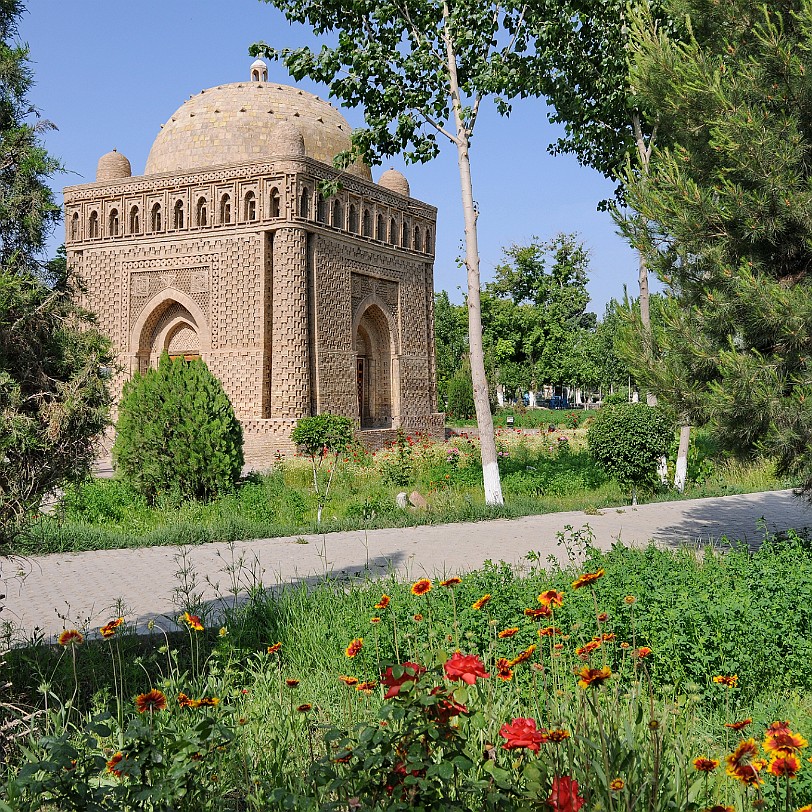 2012-05 Usbekistan [549] Das Mausoleum war einst das Zentrum eines Friedhofs und versank im Laufe der Zeit unter mehreren Sandschichten. Erst im 20. Jahrhundert wurde es vollständig...